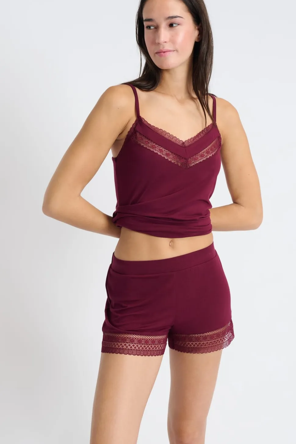 Pantalón corto de pijama con detalle de encaje