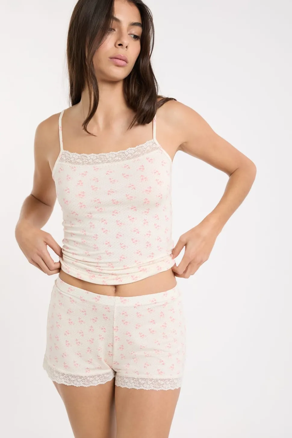 Pantalón corto de pijama con detalles de encaje