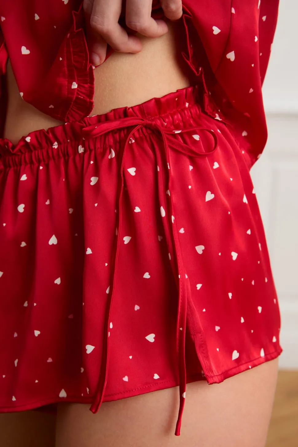 Pantalón corto de pijama de satén con lunares