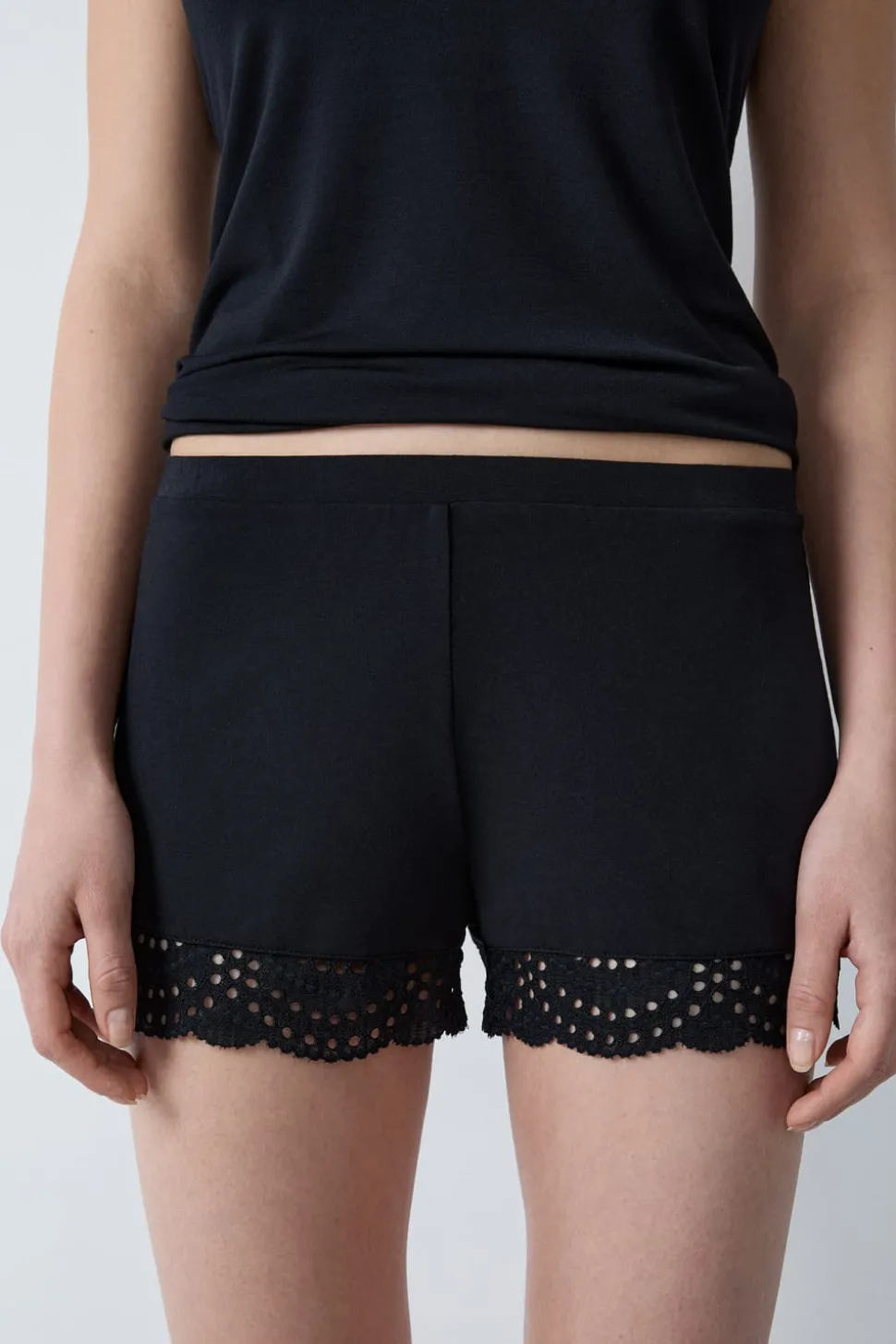 Pantalón corto de pijama de modal con detalles de encaje