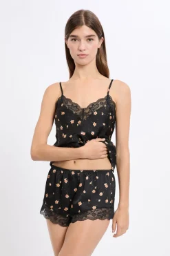 Pantalón corto de pijama satinado con detalles de encaje