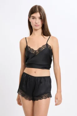 Pantalón corto de pijama satinado con detalles de encaje