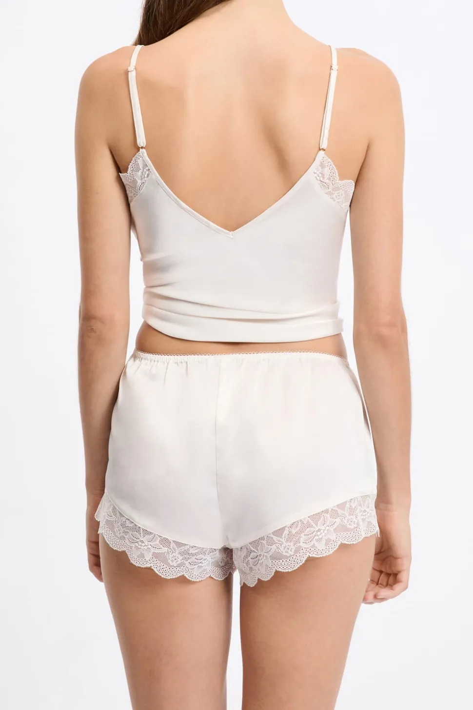 Pantalón corto de pijama satinado con detalles de encaje