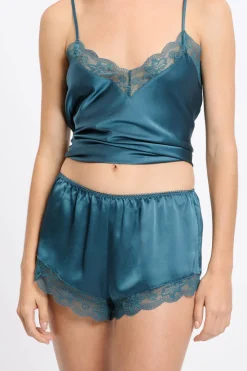 Pantalón corto de pijama satinado con detalles de encaje