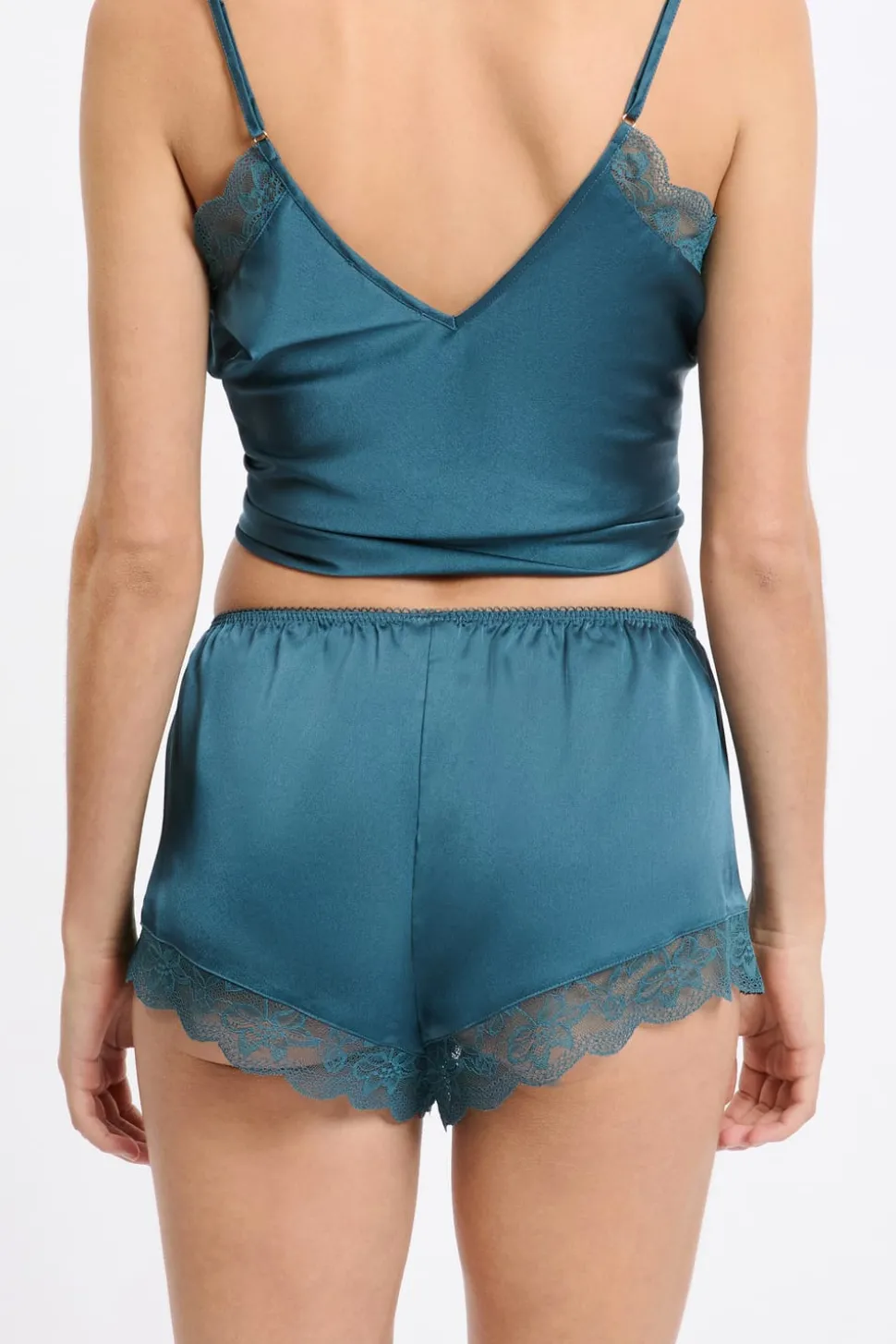 Pantalón corto de pijama satinado con detalles de encaje