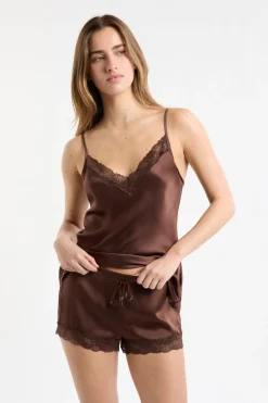 Pantalón corto de seda con detalles de encaje