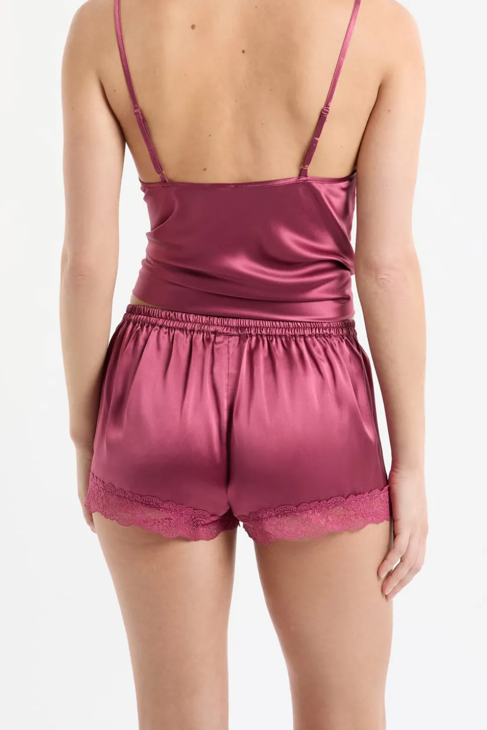 Pantalón corto de seda con detalles de encaje