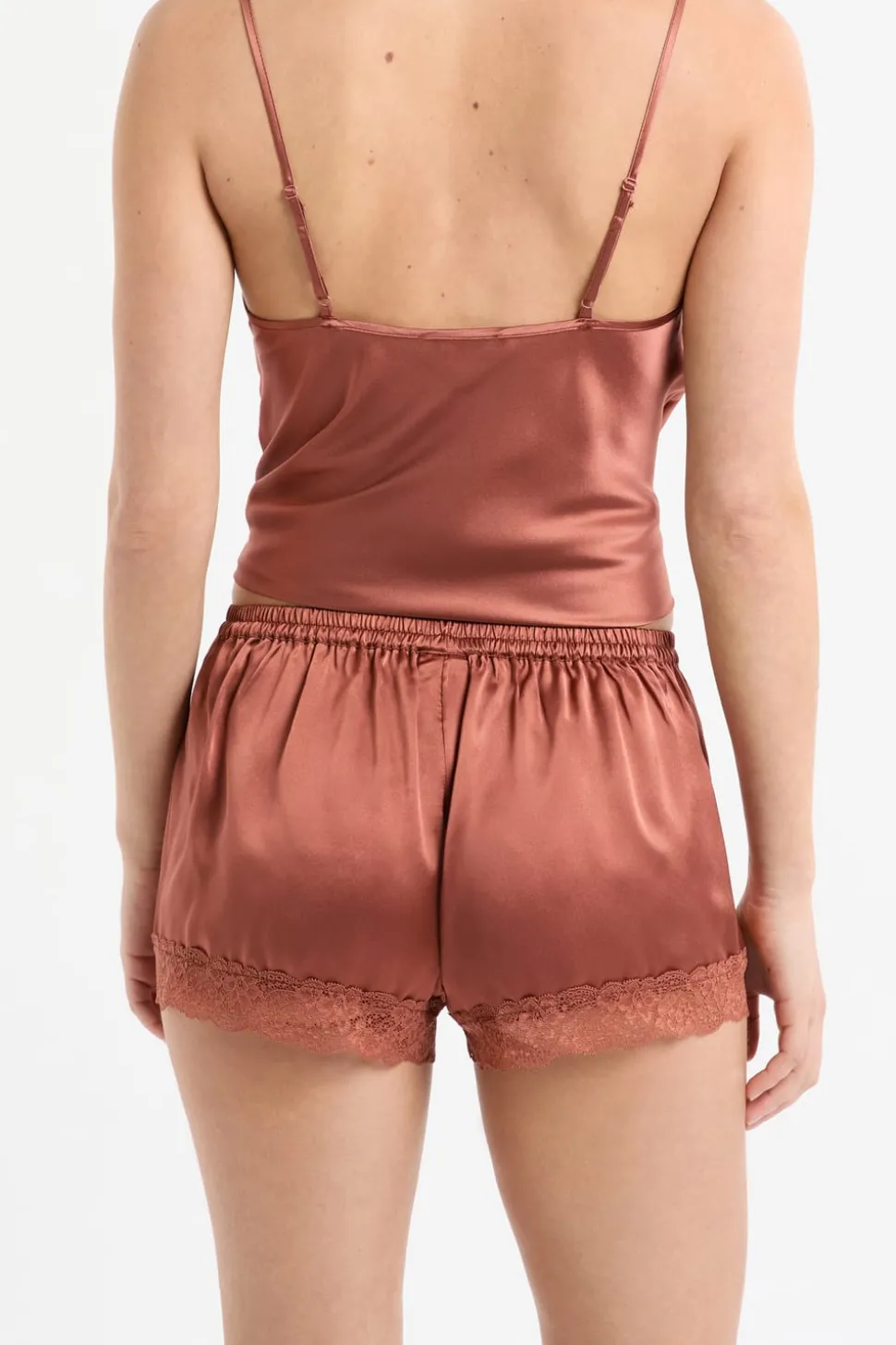 Pantalón corto de seda con detalles de encaje