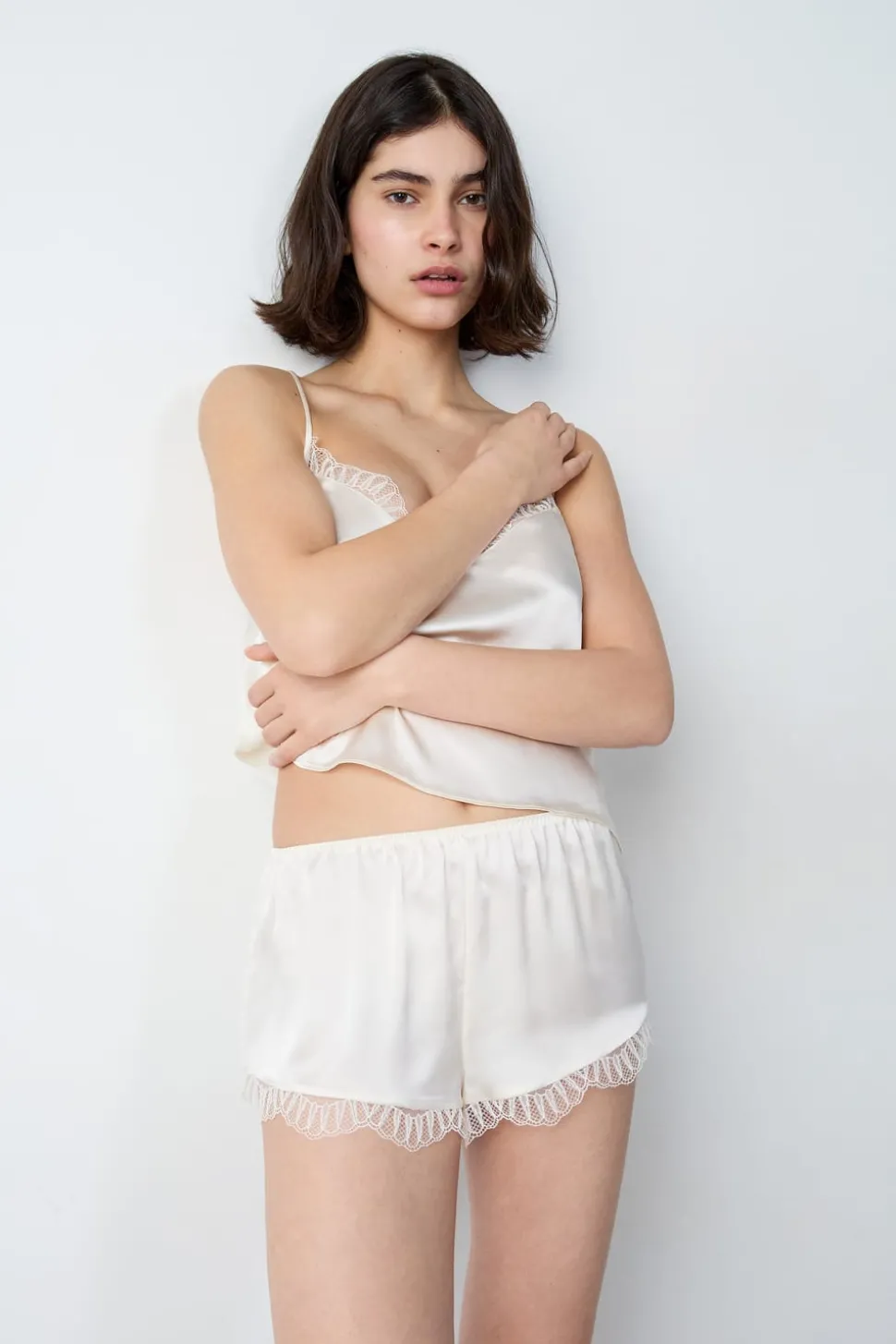 Pantalón corto de seda con detalle de encaje