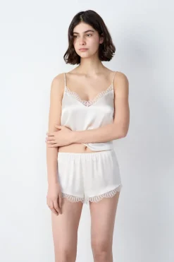 Pantalón corto de seda con detalle de encaje