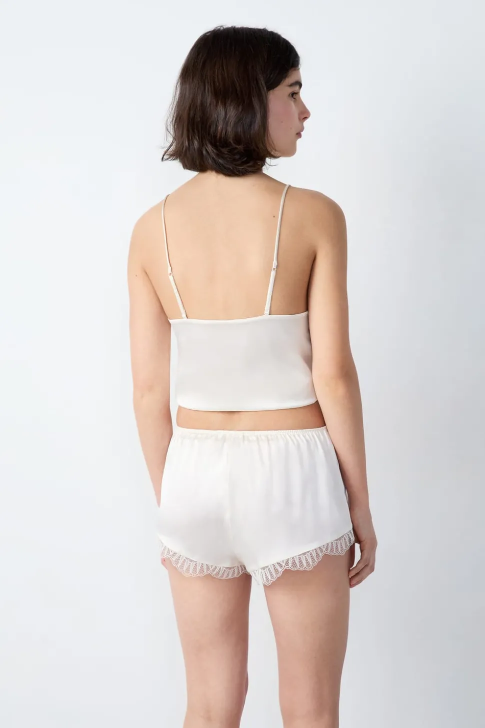 Pantalón corto de seda con detalle de encaje