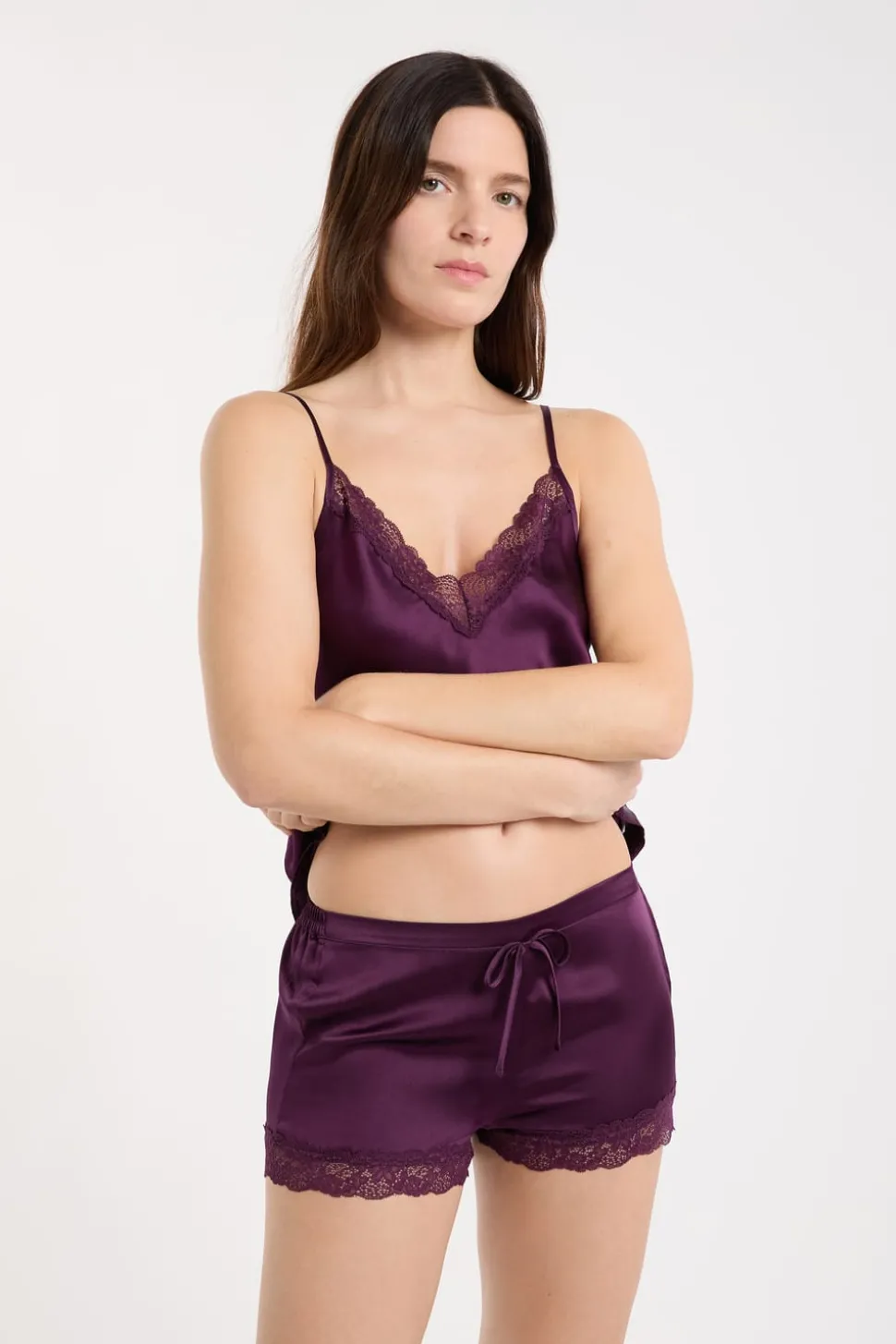 Pantalón corto de seda con detalles de encaje