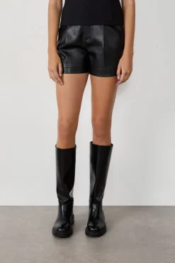 Pantalón corto efecto piel