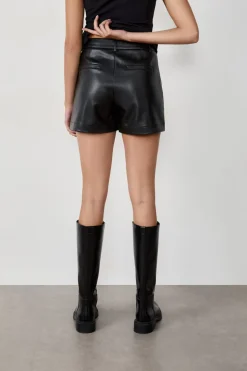 Pantalón corto efecto piel