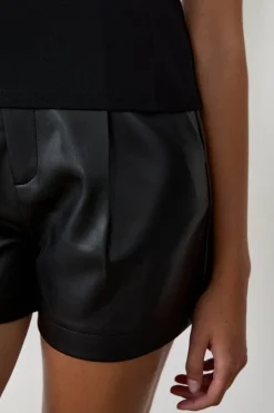 Pantalón corto efecto piel