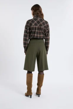 Pantalón corto tipo bermuda