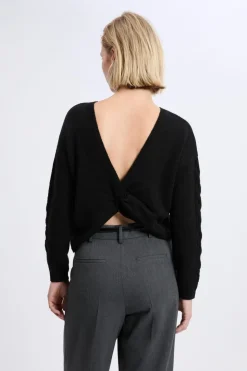 Pull torsadé dos nu