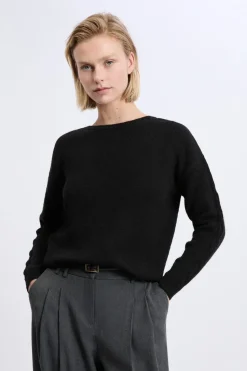 Pull torsadé dos nu