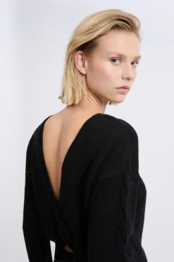 Pull torsadé dos nu