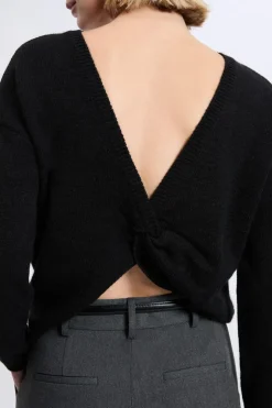 Pull torsadé dos nu