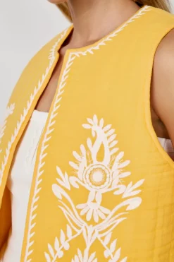 Rebeca bordada sin mangas