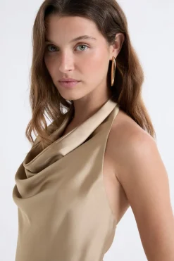 Robe satinée avec col benitier