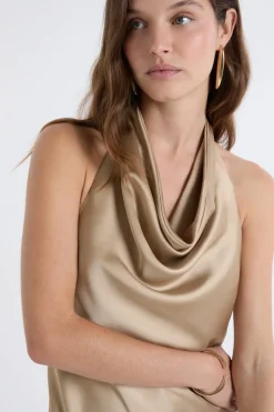 Robe satinée avec col benitier