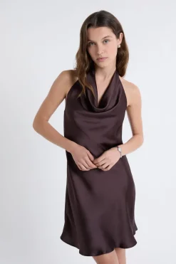 Robe satinée avec col benitier