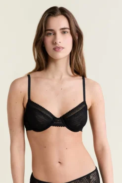 Soutien-gorge en dentelle avec bijou doré