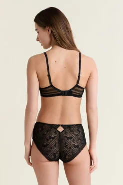 Soutien-gorge en dentelle avec bijou doré