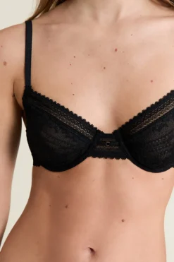 Soutien-gorge en dentelle avec bijou doré