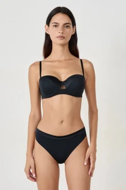 Sujetador bandeau con finas copas y tirantes desmontables