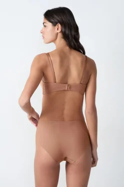 Sujetador bandeau de microfibra con tirantes desmontables