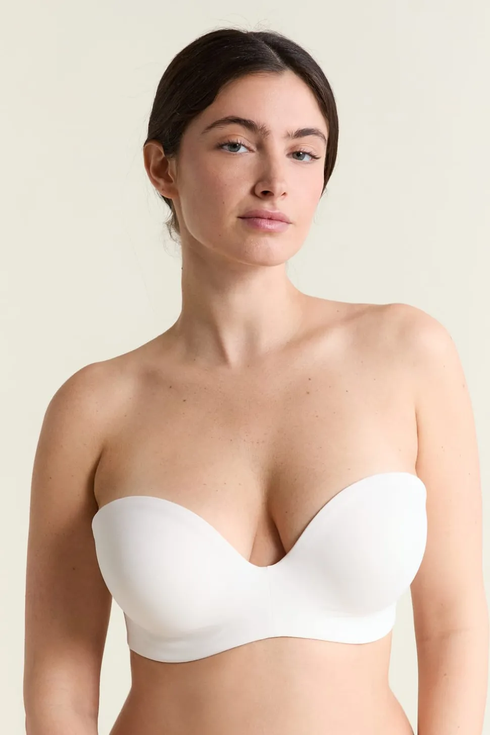 Sujetador bandeau de microfibra, tirantes desmontables, copa D