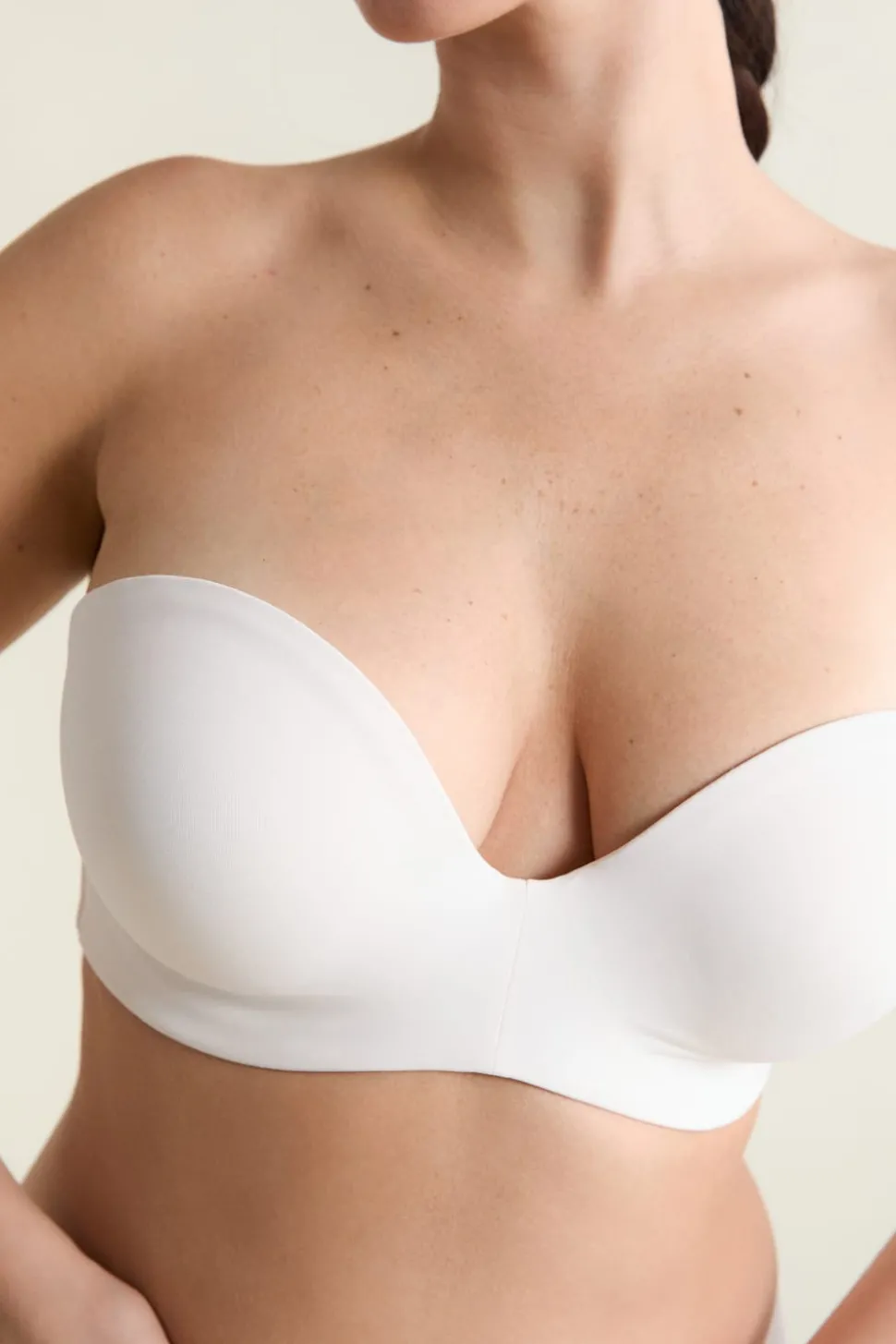 Sujetador bandeau de microfibra, tirantes desmontables, copa D