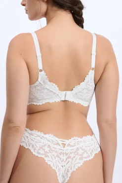 Sujetador con copas finas post-mastectomía