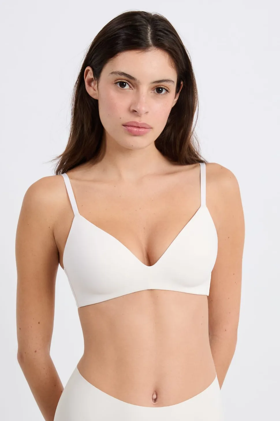 Sujetador sin aros de copas finas de microfibra