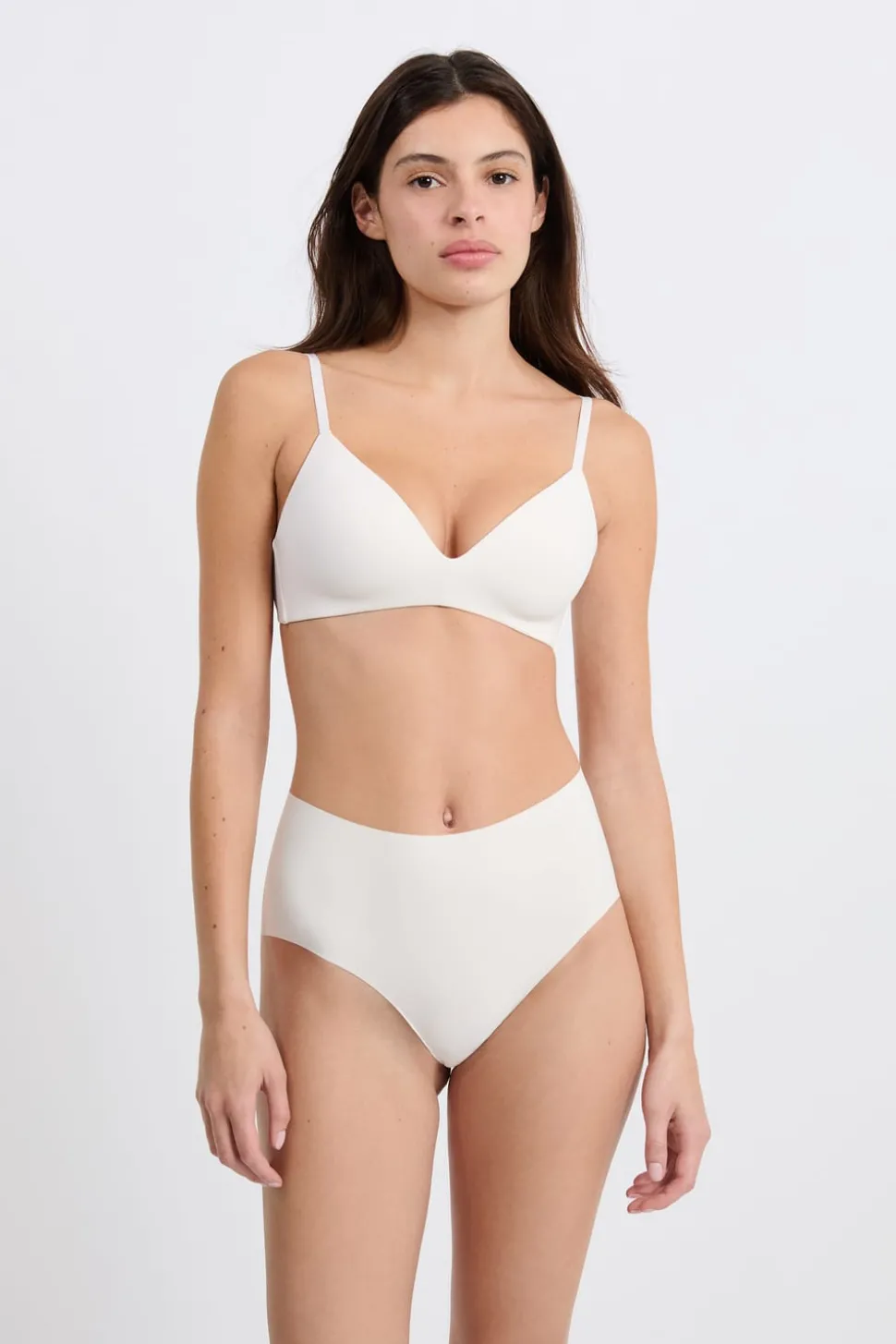 Sujetador sin aros de copas finas de microfibra