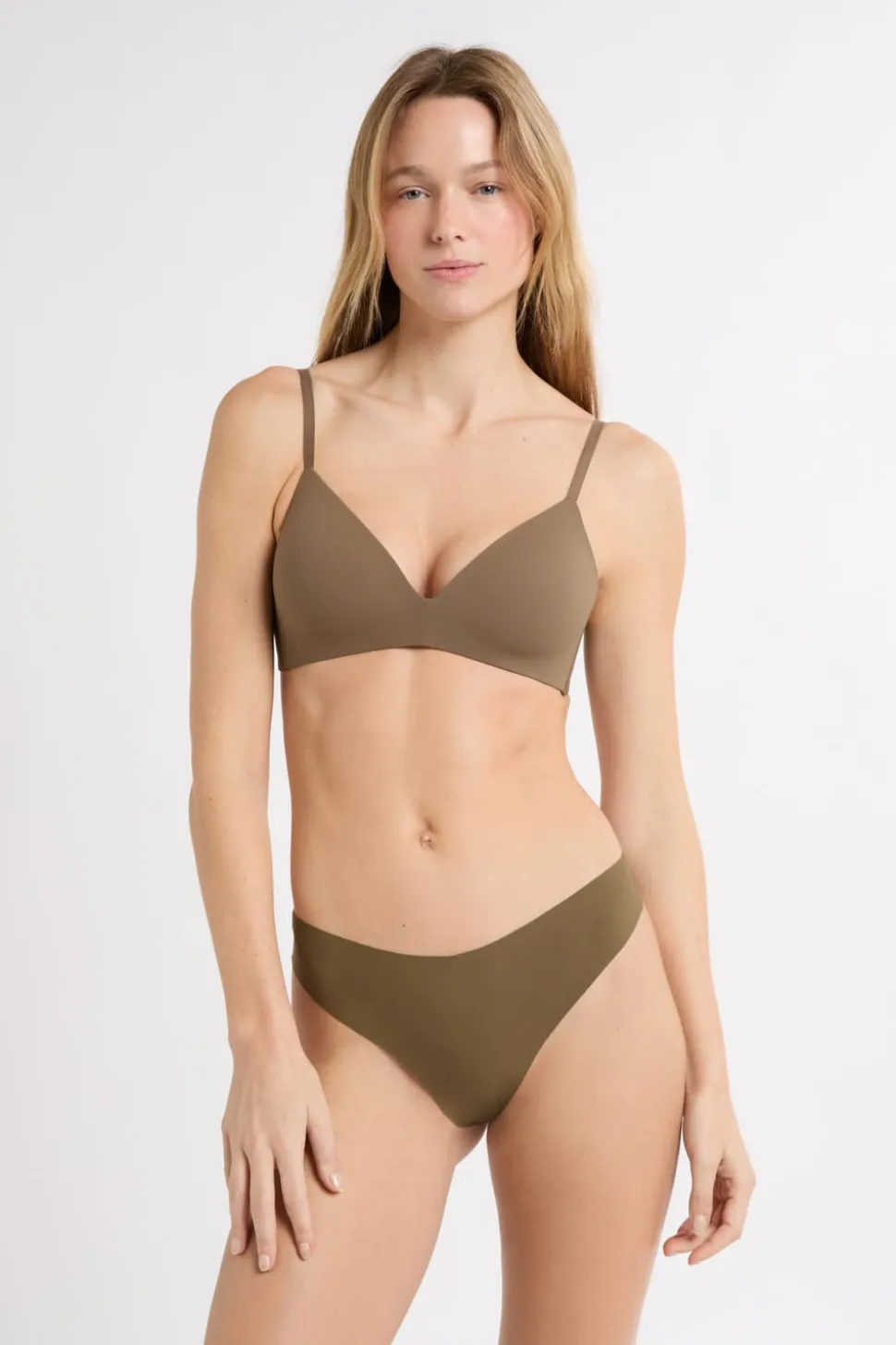 Sujetador sin aros de copas finas de microfibra