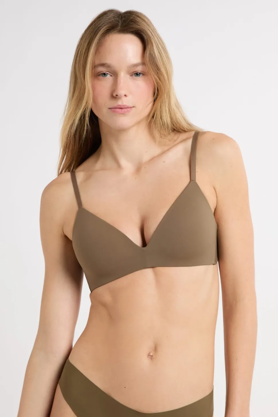 Sujetador sin aros de copas finas de microfibra