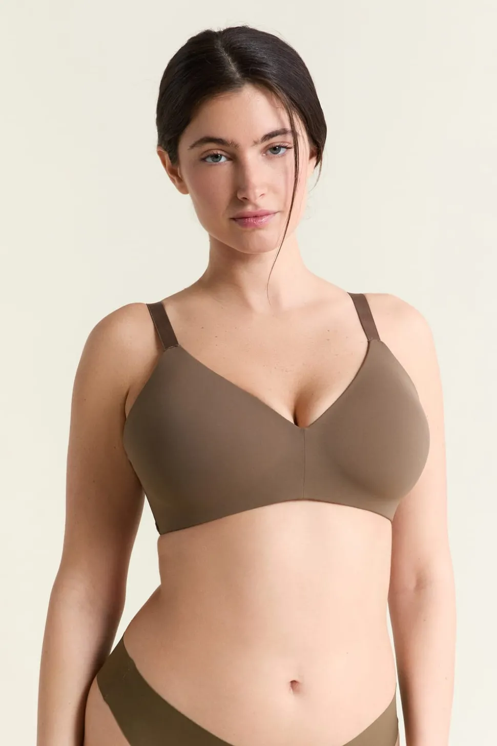 Sujetador sin aros de copas finas de microfibra