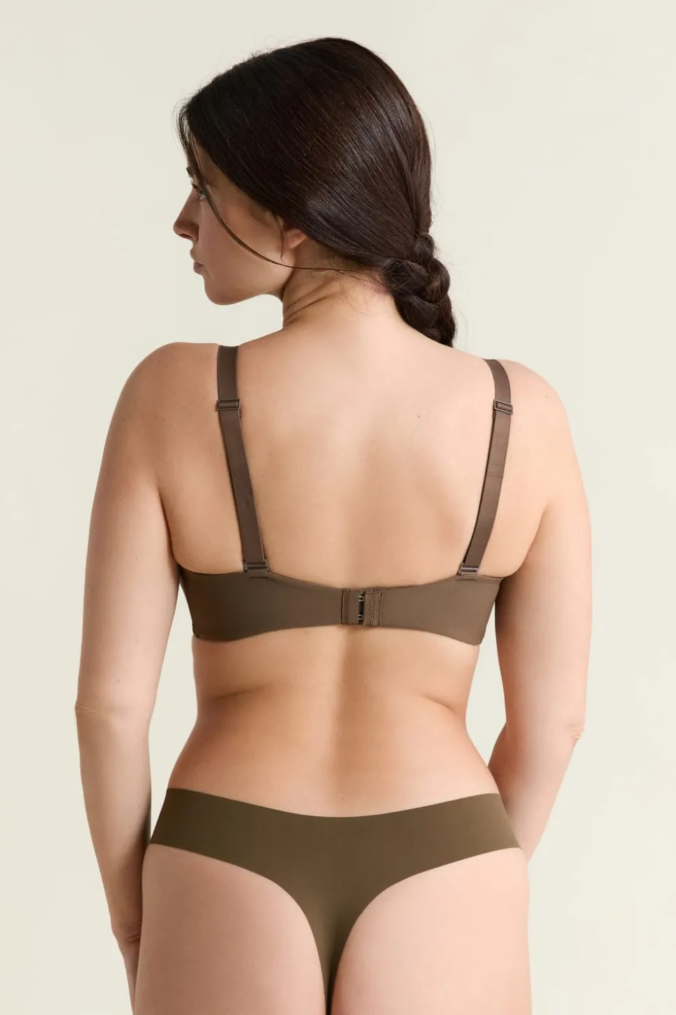 Sujetador sin aros de copas finas de microfibra