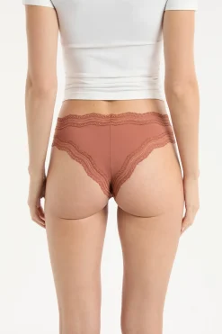 Tanga con bordes de encaje de microfibra