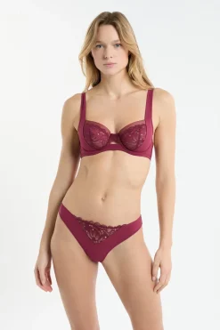 Tanga con detalles de encaje