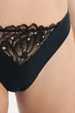 Tanga con detalles de encaje