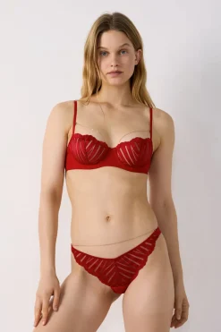 Tanga de encaje con detalles de bisutería