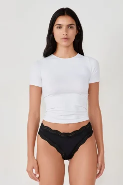 Tanga de microfibra con borde de encaje