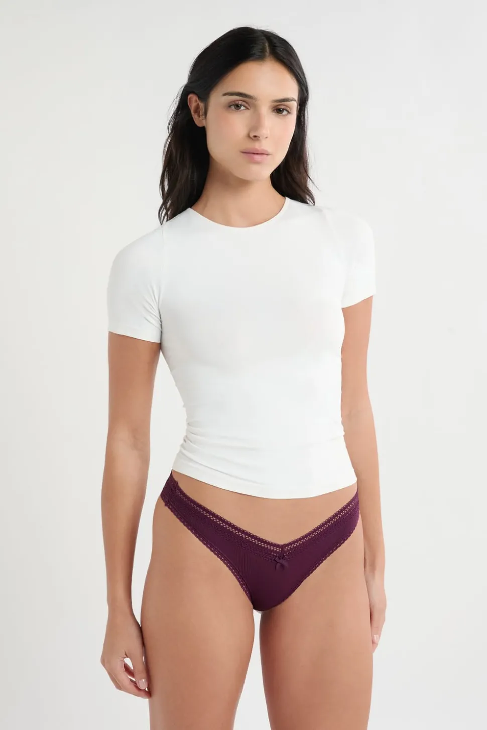 Tanga en forma de V de microfibra con detalles de encaje