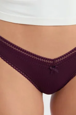 Tanga en forma de V de microfibra con detalles de encaje
