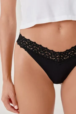 Tanga en V de microfibra y encaje